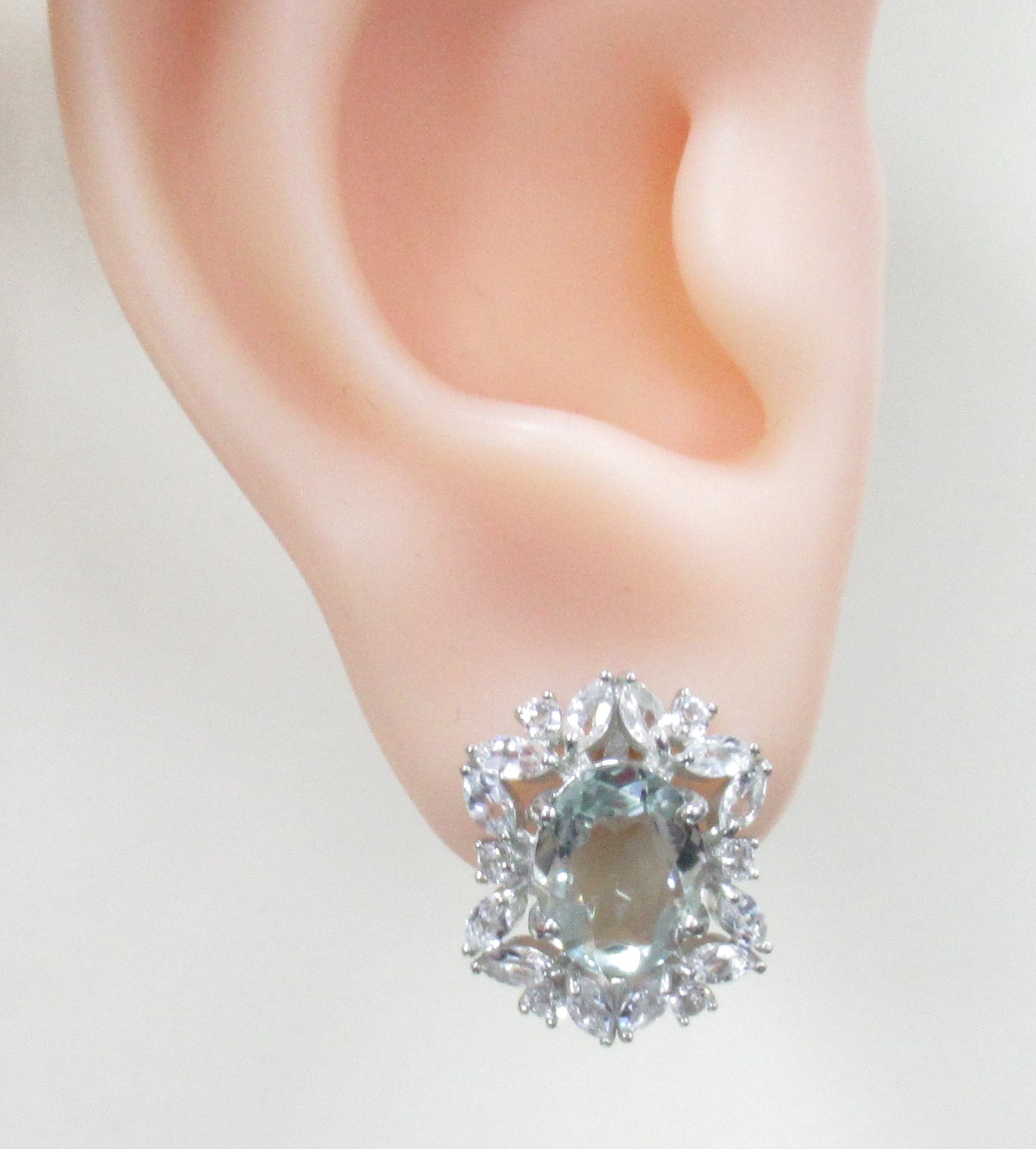 Серебряные серьги 925 пробы; вставки 2 Празиолит; 36 Топаз белый;